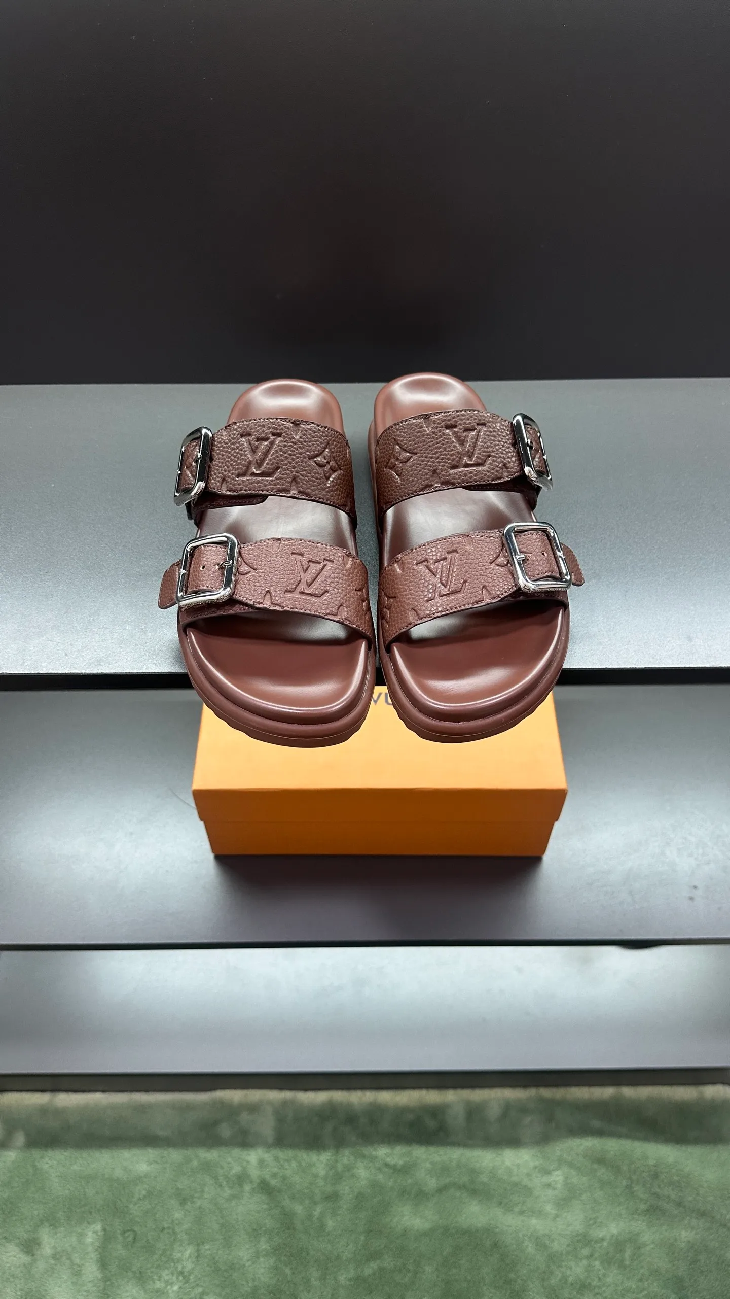 P340 🔍LV Men's Spring and Summer Slippers Counter Synchronization. The uppers are imported cowhide fabrics from Italy, with logo graphics and high-quality craftsmanship. Soles: original soles specially provided by the original factory. Exclusive movable molded soles are super comfortable. Original factory follow-up orders. 🔍🔍High quality. You can enter and leave the counter at will. Welcome to compare. Code number 38-45 No. 058